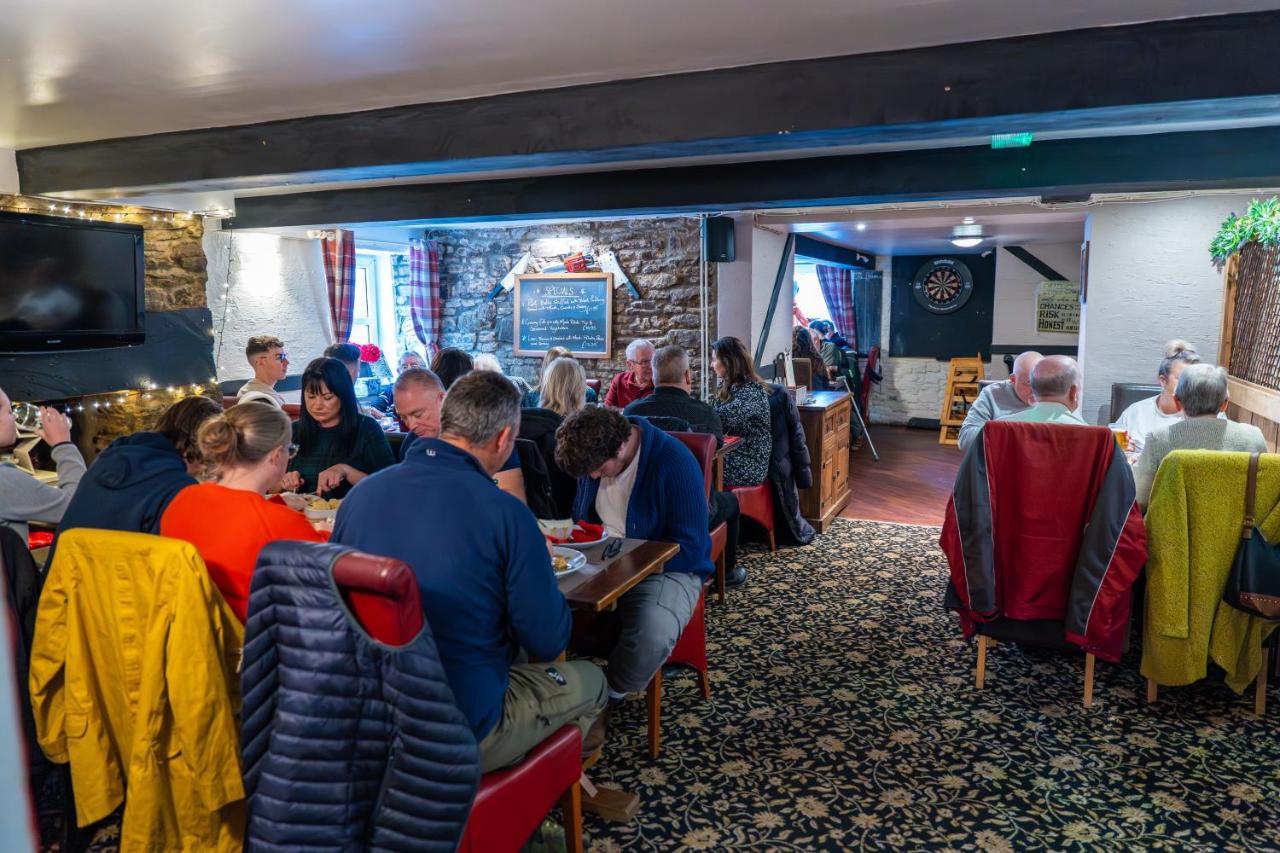 The Cock Hotel Bronllys Bagian luar foto
